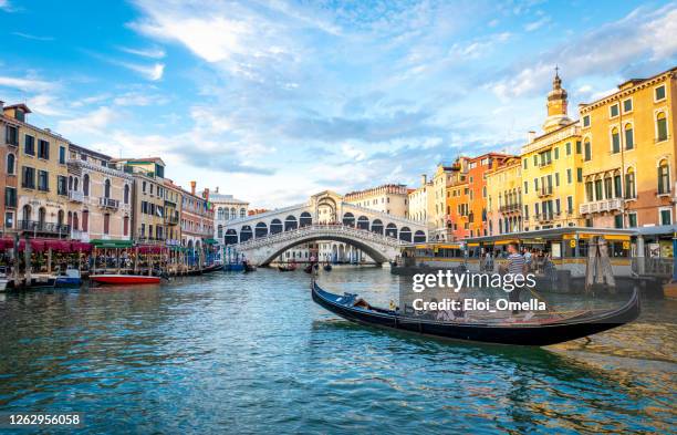 gondel auf canal grande mit rialtobrücke bei sonnenuntergang, venedig - rialto bridge stock-fotos und bilder