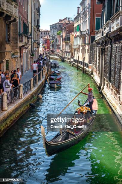 gondel in het kanaal van venetië, italië - canal grande stockfoto's en -beelden