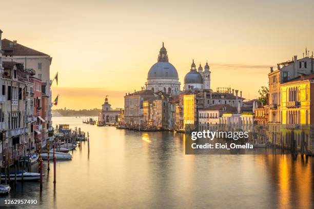 venedig großer kanal bei sonnenaufgang von der accademia brücke (ponte dell'accademia), italien - canale grande venedig stock-fotos und bilder