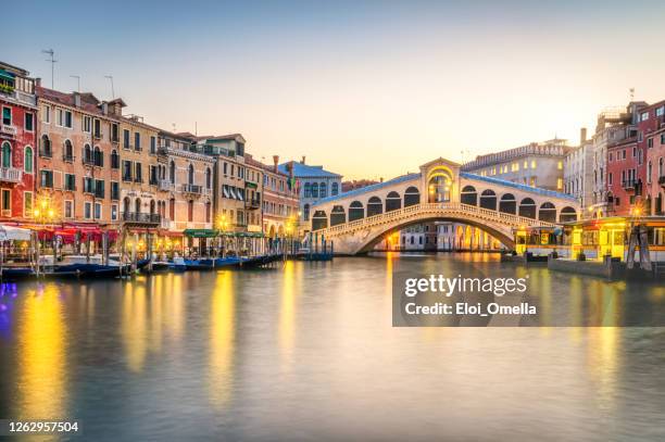 the rialto bridge and the grand canal in venice, italy - rialto bridge stock pictures, royalty-free photos & images