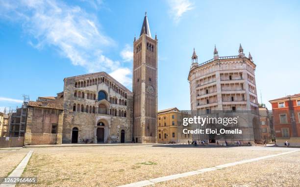 kathedraal en doopkapel die op piazza duomo in parma worden gevestigd - parma emilia romagna stockfoto's en -beelden