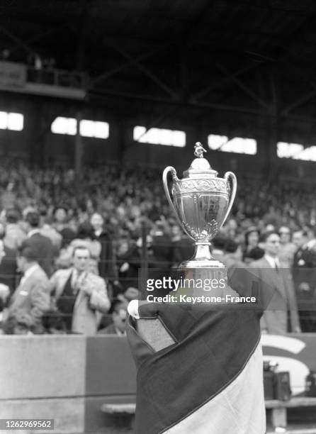 Le trophée de la Coupe de France de football pendant le match entre le Racing Club de Strasbourg et l'US Valenciennes-Anzin en finale, le 6 mai 1951,...