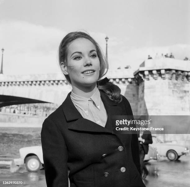 Claudine Auger sur les quais de Seine, à Paris, France le 20 juin 1966.