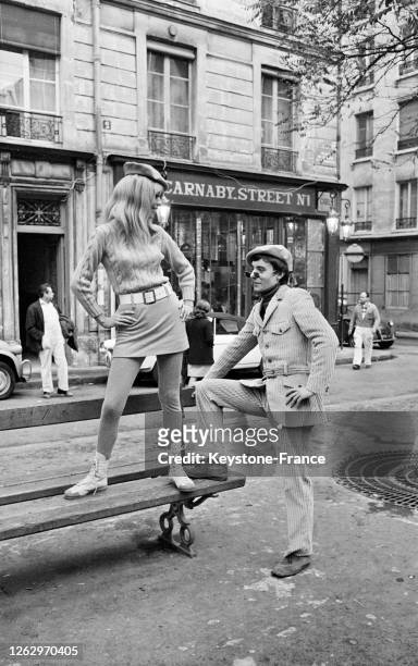 Devant un magasin 'Carnaby Street', une femme et un homme présentent la mode britannique, à Paris, France le 22 novembre 1966.