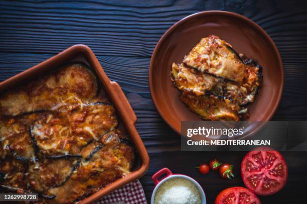 aubergine parmezaanse recept ook aubergine parmigiana - eggplant stockfoto's en -beelden