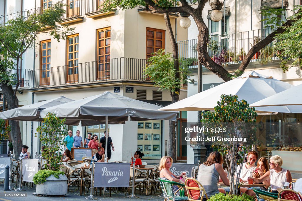 Spain, Valencia, Placa del Mercat, busy sidewalk cafes