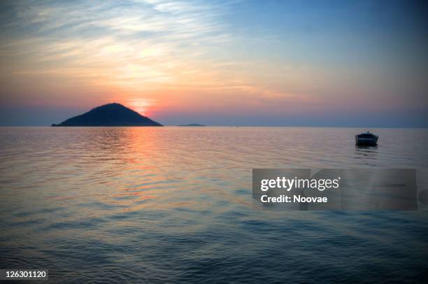 lake malawi (malawi) - monkey bay at cape maclear - see lake malawi stock-fotos und bilder