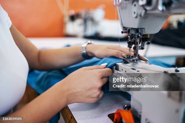 textilindustrie arbeiter - saum muster stock-fotos und bilder