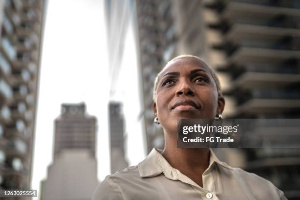 femme d’affaires loking loin à l’extérieur - african american businesswoman photos et images de collection