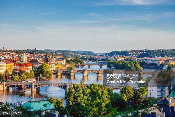 panoramic view of prague's old town, vltava river and bridges at sunset - rivière vltava photos et images de collection