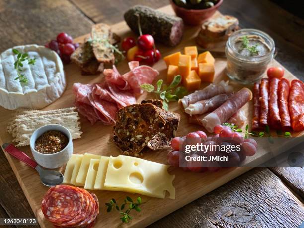 junta de charcutería - tabla de cortar fotografías e imágenes de stock