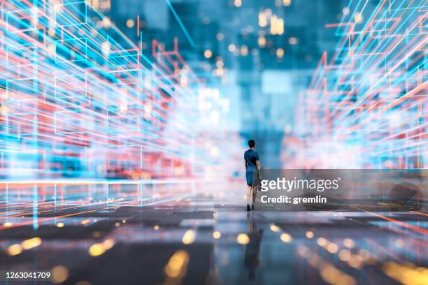 cadre futuriste de fil de vr de ville avec la marche d’femme d’affaires - big data photos et images de collection