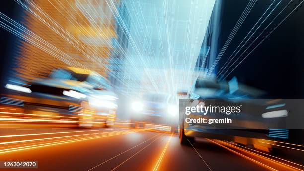 coches de exceso de velocidad genéricos en la ciudad futurista - sports race fotografías e imágenes de stock