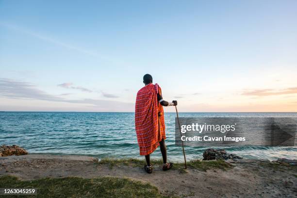 maasai man on the beach - masai stock-fotos und bilder