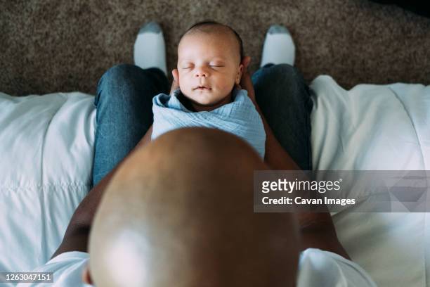 newborn baby sleeping in fathers arms - latest bro pics stockfoto's en -beelden