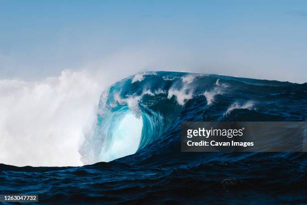 powerful wave breaking in atlantic ocean - ola fotografías e imágenes de stock