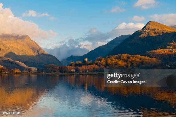 lake llyn padarn at snowdonia national park - english lake district fotografías e imágenes de stock