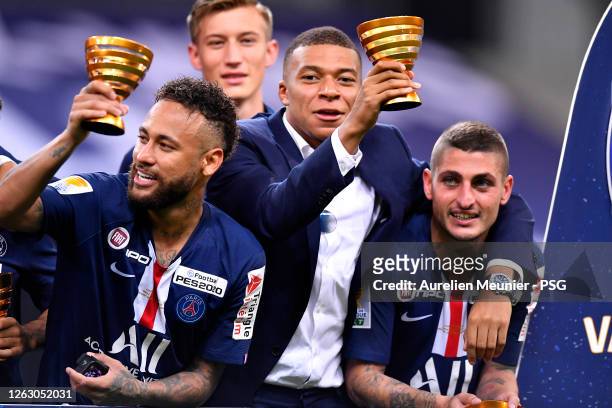 Neymar Jr, Kylian Mbappe and MArco Verratti Paris Saint-Germain raise the Trophy after winning the French League Cup final match against Olympique...