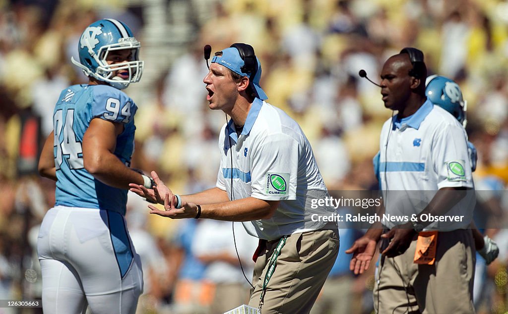 North Caorlina tight ends coach Allen Mogridge reacts after the Tar...  Nieuwsfoto's - Getty Images