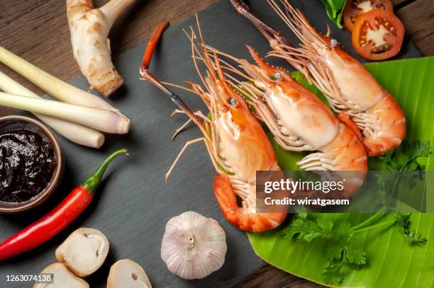 tom yum kung is thai food hot spicy soup with shrimp, lemon grass, lemon, straw mushroom and chilli. - tom yum suppe stock-fotos und bilder