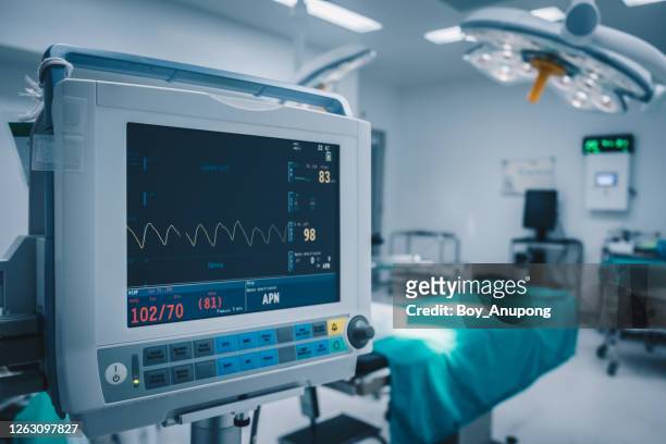 the vital signs monitor in operating room in hospital. - critical care stock-fotos und bilder
