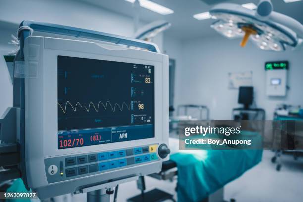 the vital signs monitor in operating room in hospital. - intensieve zorg stockfoto's en -beelden