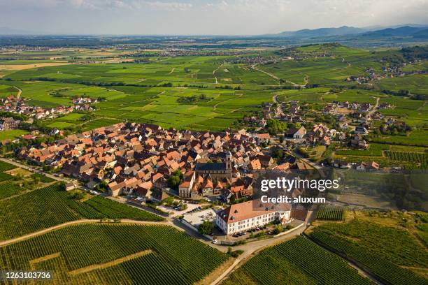 saint hippolyte alsace francia - villa asentamiento humano fotografías e imágenes de stock
