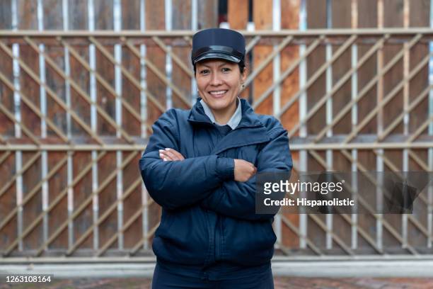 porträt einer glücklichen frau, die als wachmann arbeitet - security guard stock-fotos und bilder
