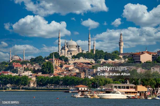 the historical peninsula with white clouds in istanbul, turkey - süleymaniye moskee stockfoto's en -beelden