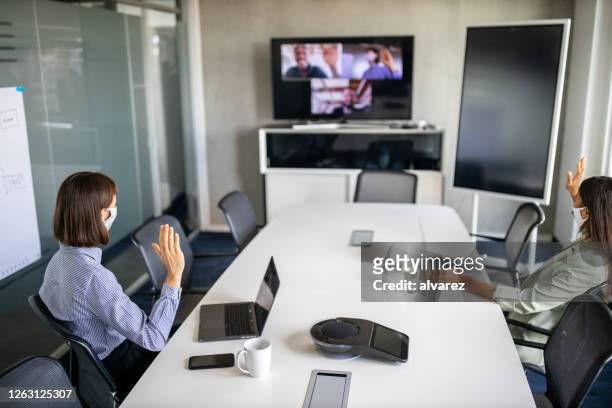 business team che ha una riunione su internet durante la pandemia - sala conferenze foto e immagini stock