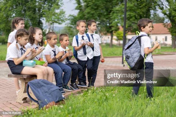 grundschüler spielen nach der schule aufdem tablett. - girls laughing eating sandwich stock-fotos und bilder