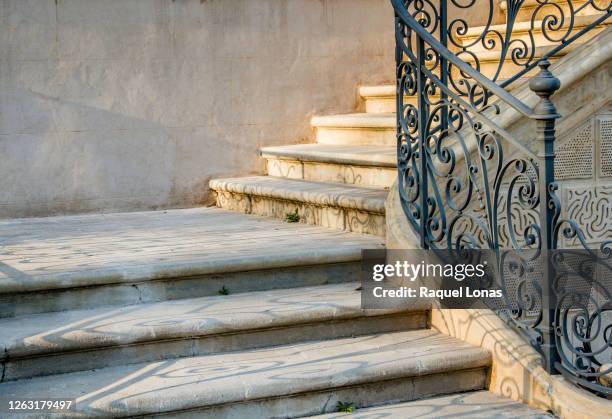 stone steps with wrought iron railing - ferro battuto foto e immagini stock