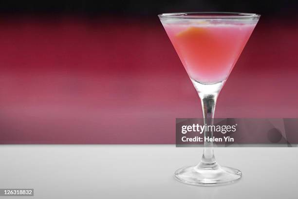 pink cocktail - cosmopolitan cocktail foto e immagini stock