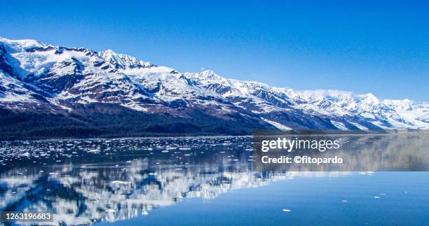 glacier bay alaska mirror reflection at johns hopkins glacier - imbarcazione per passeggeri foto e immagini stock