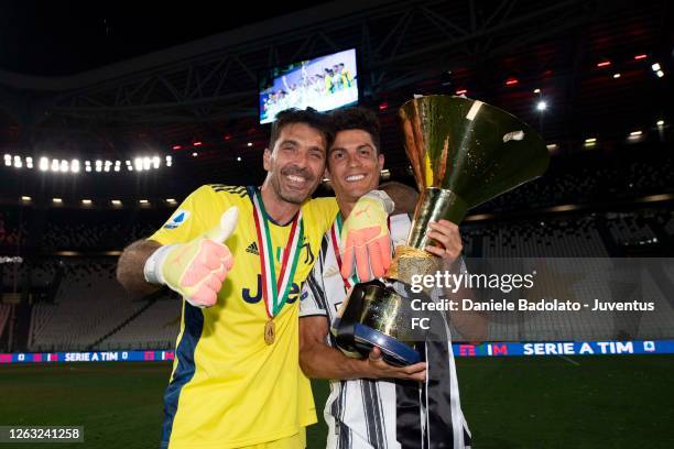 buffon lanjut main bersama juventus hingga usia 43... Cristiano Ronaldo Buffon Photos and Premium High Res Pictures - Getty ...