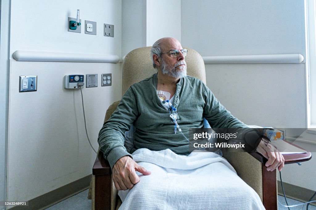 Senior Adult Man Cancer Ambulante Tijdens Chemotherapie IV Infusie