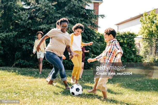 creare ricordi d'infanzia - match sportivo foto e immagini stock