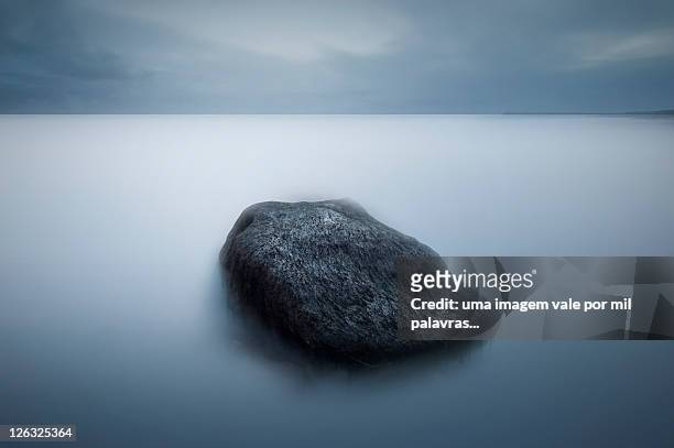 stone in foggy water - fotografia imagem fotografías e imágenes de stock