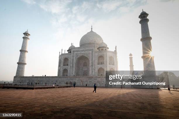 west side of the taj mahal with morning sunlight - taj mahal stockfoto's en -beelden