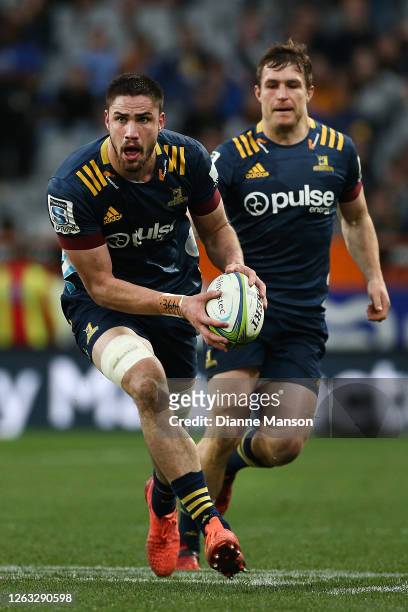 Manaaki Selby-Rickit of the Highlanders passes the ball during the round 8 Super Rugby Aotearoa match between the Highlanders and the Blues at...