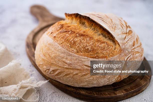 homemade sourdough bread - pain au levain photos et images de collection