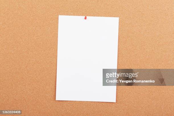 cork board with white a4 paper pinned - tablón de anuncios fotografías e imágenes de stock