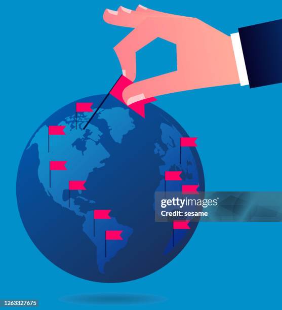 ilustraciones, imágenes clip art, dibujos animados e iconos de stock de mano sosteniendo una bandera en el mapa mundial, análisis de estrategia de negocio global y toma de decisiones - mapa localizador
