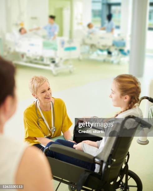 pediatric doctor doing her rounds - doctor leaving stock pictures, royalty-free photos & images