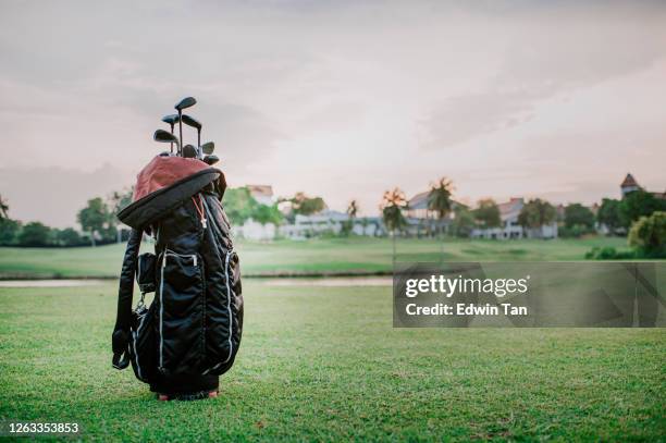 bolsa de golf en el campo de golf - bolsa de golf fotografías e imágenes de stock