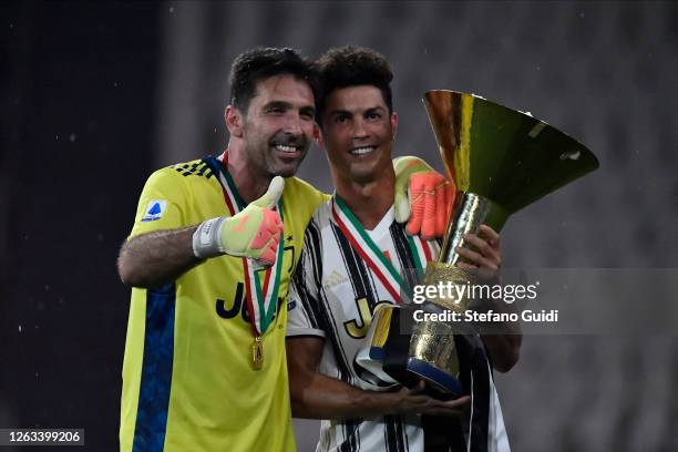 buffon lanjut main bersama juventus hingga usia 43... Buffon Ronaldo Photos and Premium High Res Pictures - Getty Images