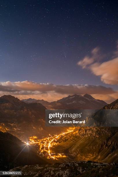 comète neowise dans les alpes françaises à val d'isère - val d'isere stockfoto's en -beelden