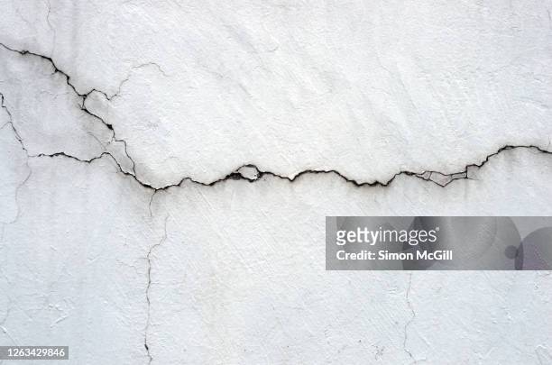 mouldy and cracked whitewashed wall - rachado imagens e fotografias de stock