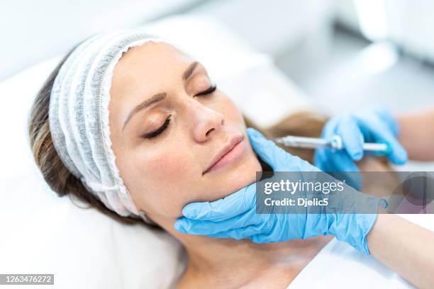 sluit omhoog van schoonheidsbehandeling met botox - lip injections stockfoto's en -beelden