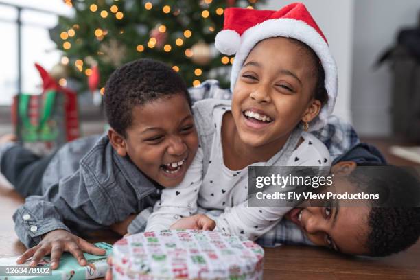 クリスマスの日に兄弟の楽しみ - children christmas ストックフォトと画像